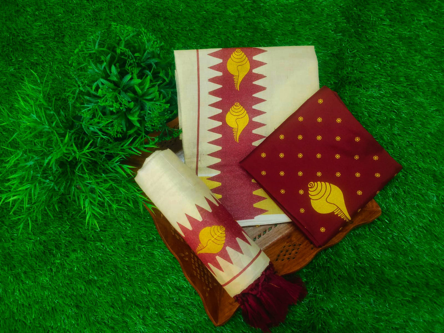 Golden tissue settumund with tussle work