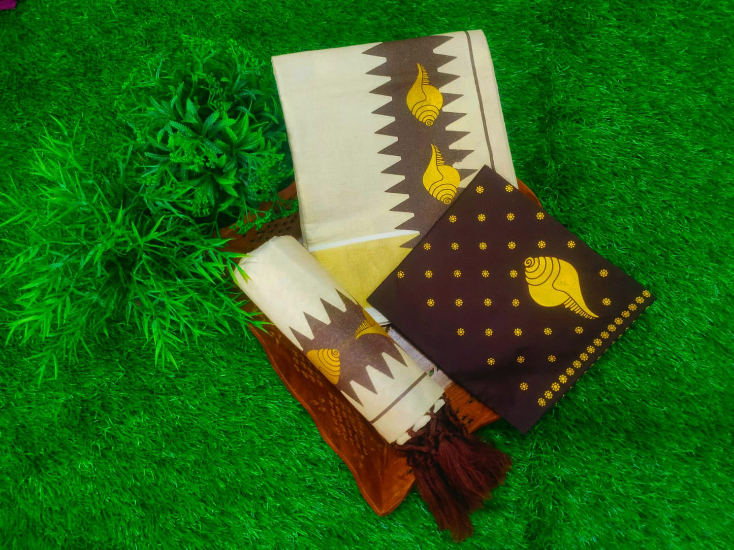 Golden tissue settumund with tussle work
