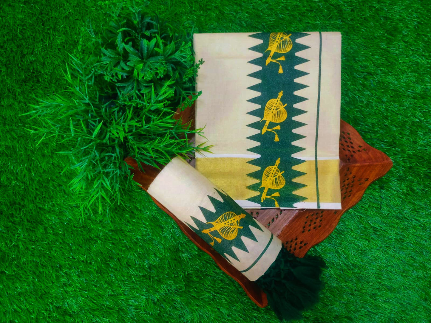 Golden tissue settumund with tussle work