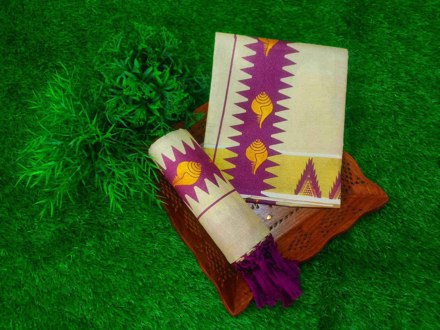 Golden tissue settumund with tussle work