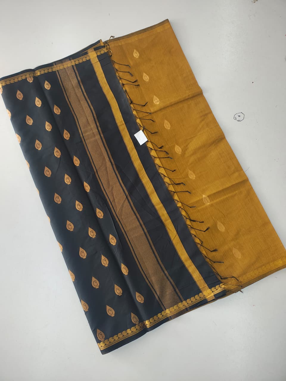 Maheswari Cotton Saree with Small Golden Puttas – | Elegant Traditional Wear