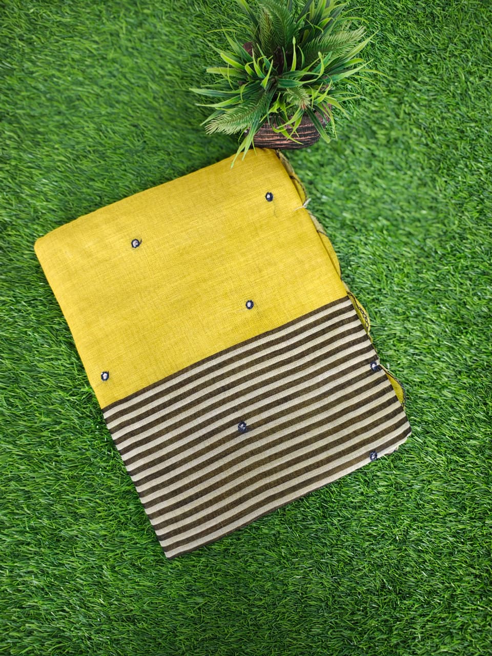 💛 Sunflower Grace Linen Cotton Saree with Sequins Work Pallu&nbsp;